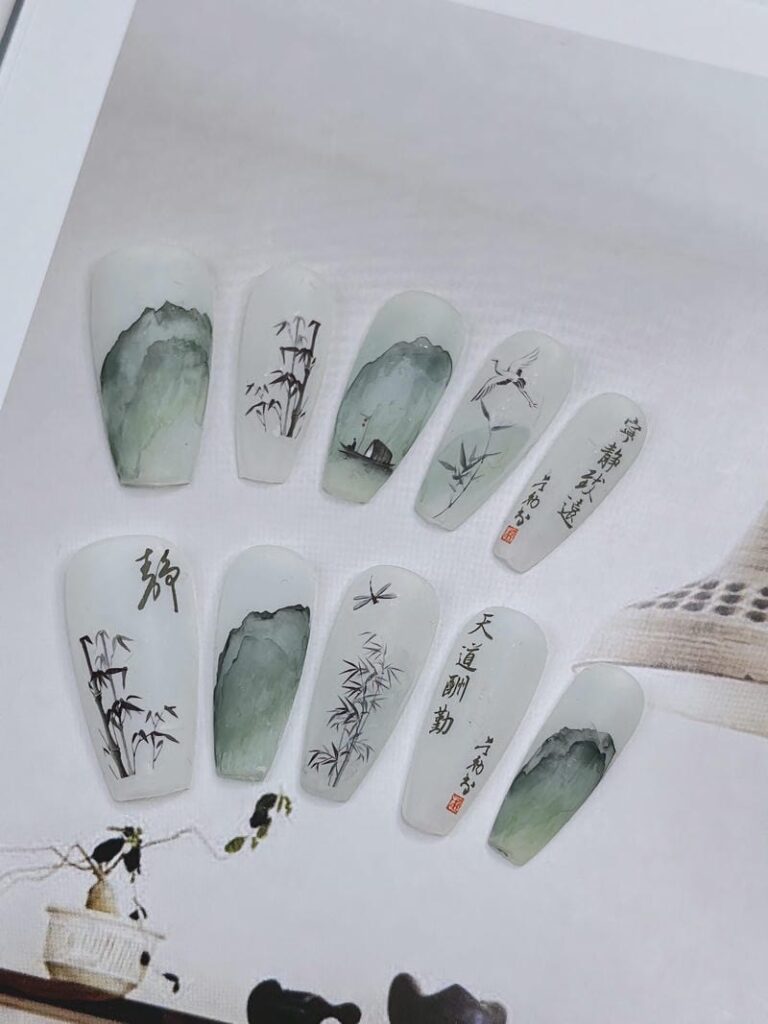 Ảnh mẫu nail cổ trang nền trắng hình vẽ phong cảnh cùng chữ thư pháp mới mẻ, độc đáo.