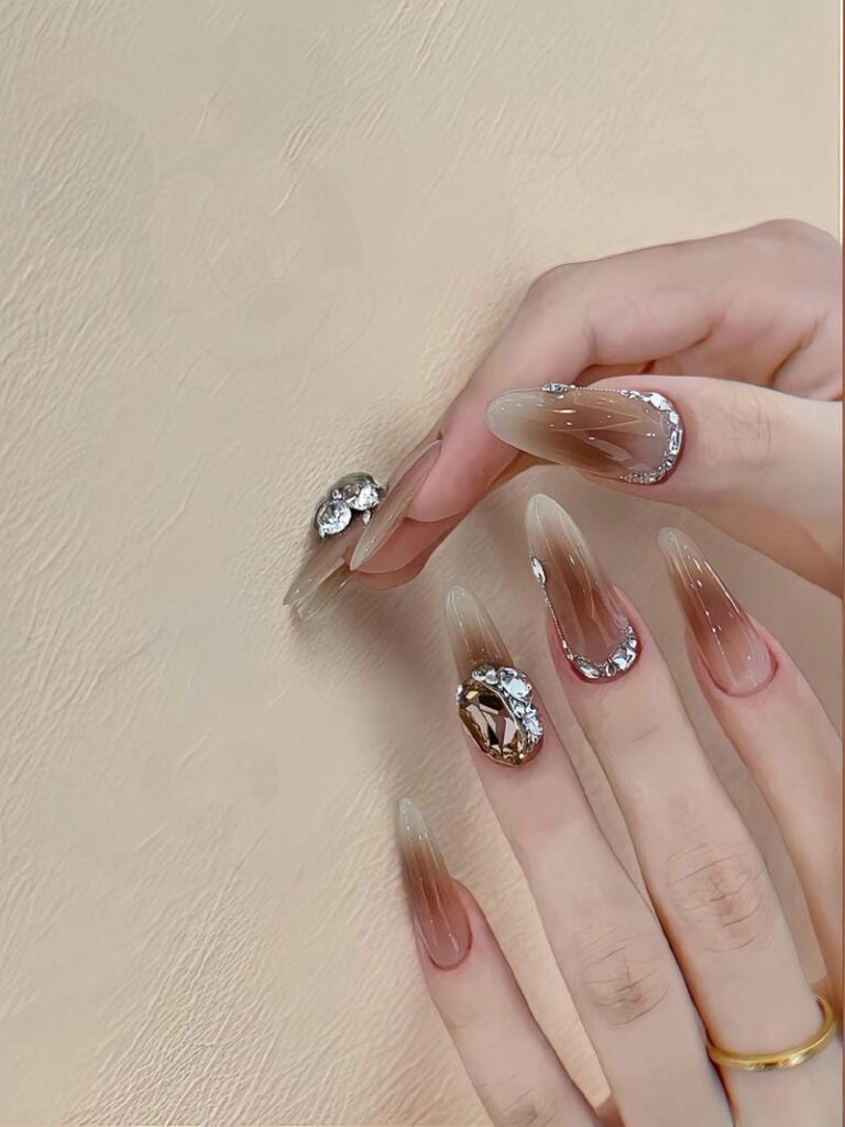 Mẫu nail gắn đá sang chảnh ombre nâu