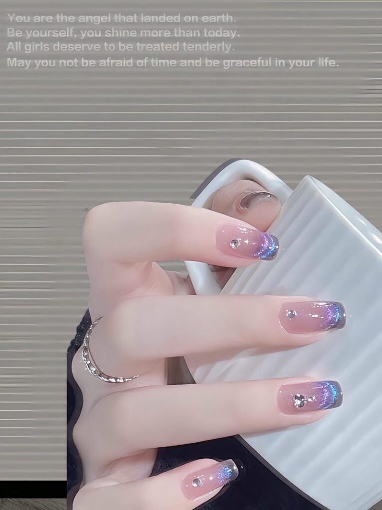 Mẫu nail kim tuyến đơn giản, nhẹ nhàng