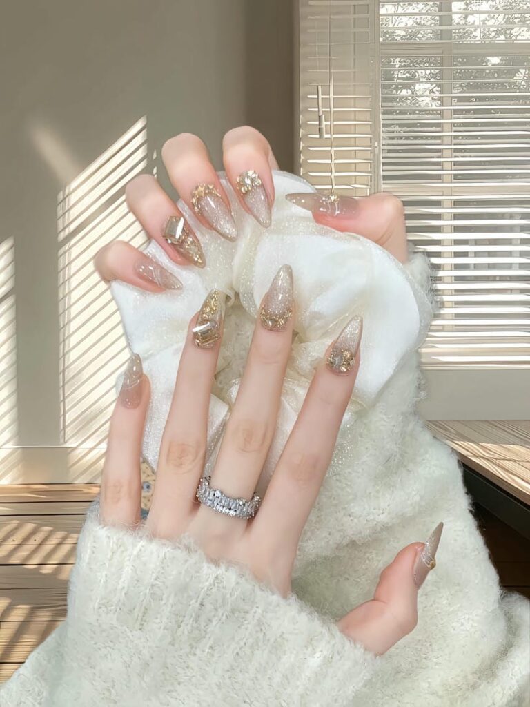 Mẫu nail mắt mèo dáng hạnh nhân đính đá cầu kỳ