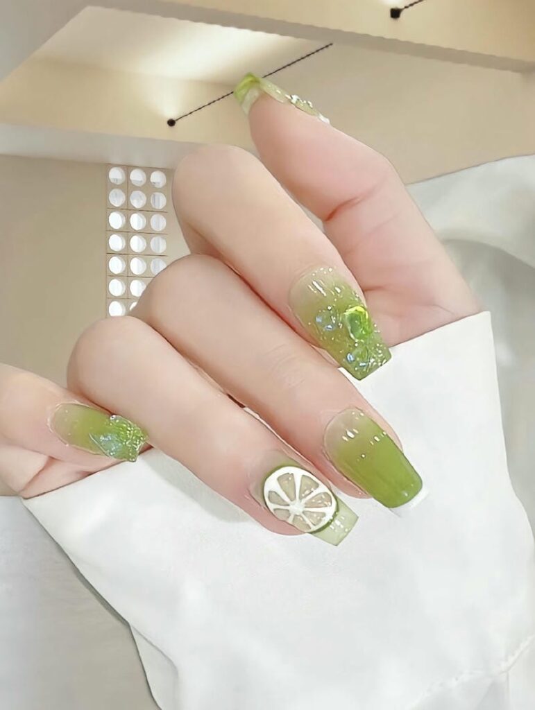 Mẫu nail màu xanh lá trang trí xinh xắn
