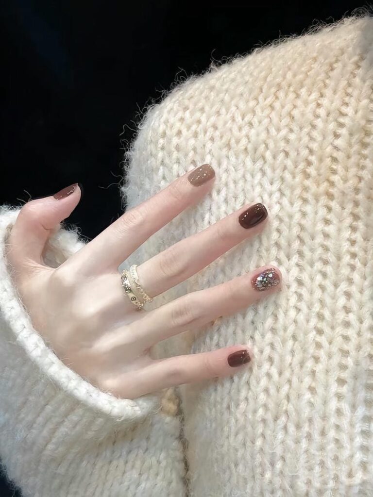 Mẫu nail móng ngắn màu nâu socola