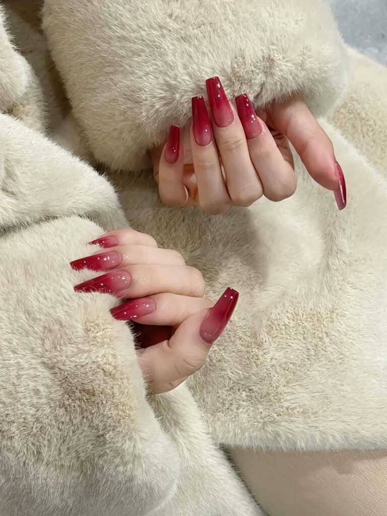 Mẫu nail ombre đỏ đơn giản dành cho da đen