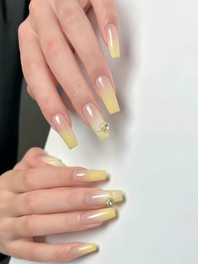 Mẫu nail ombre màu vàng đính đá nhẹ nhàng