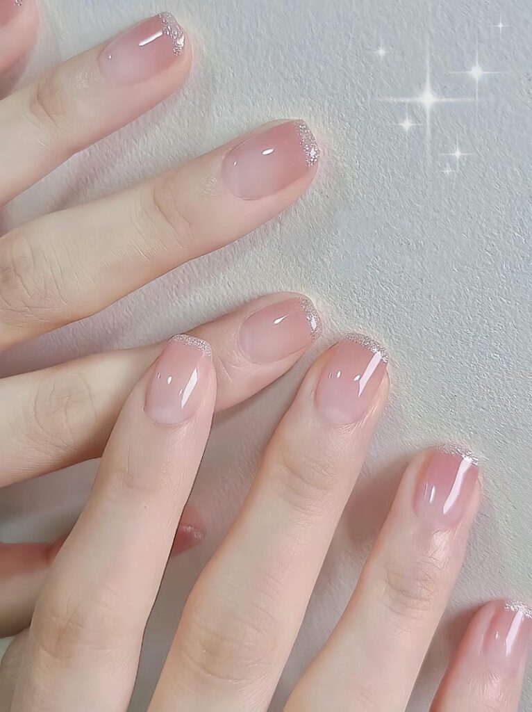 Mẫu nail thạch nude vẽ nhũ đầu móng đơn giản