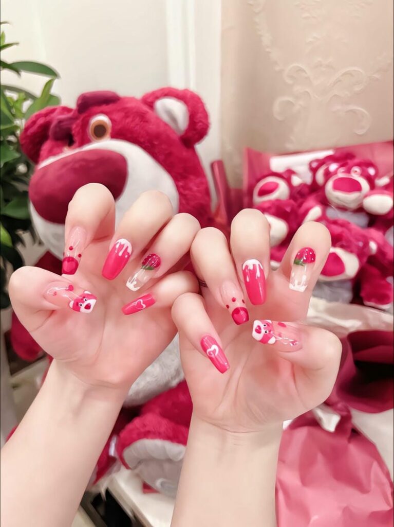 Mẫu nail vẽ gấu dâu xinh xắn, đáng yêu