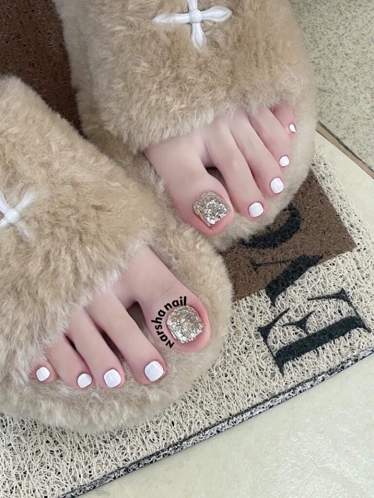 Nail móng chân trắng kết hợp nhũ bạc siêu blingbling