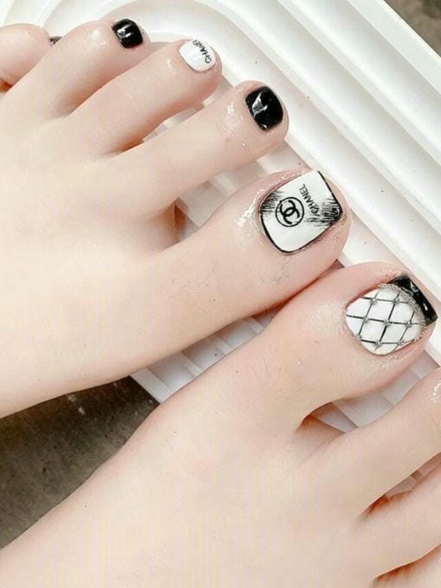 Ảnh nail chân Chanel trắng đen design đơn giản nhưng không kém phần sang chảnh