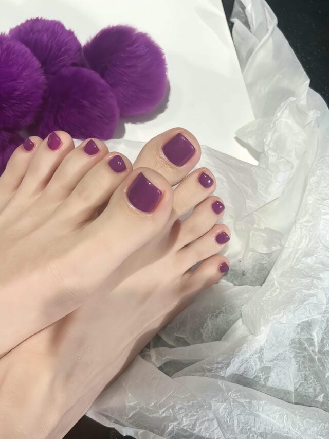 Ảnh nail chân sơn trơn màu tím đơn giản