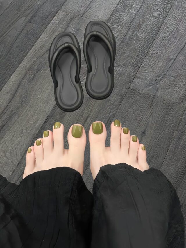 Ảnh nail chân sơn trơn màu xanh rêu tôn da