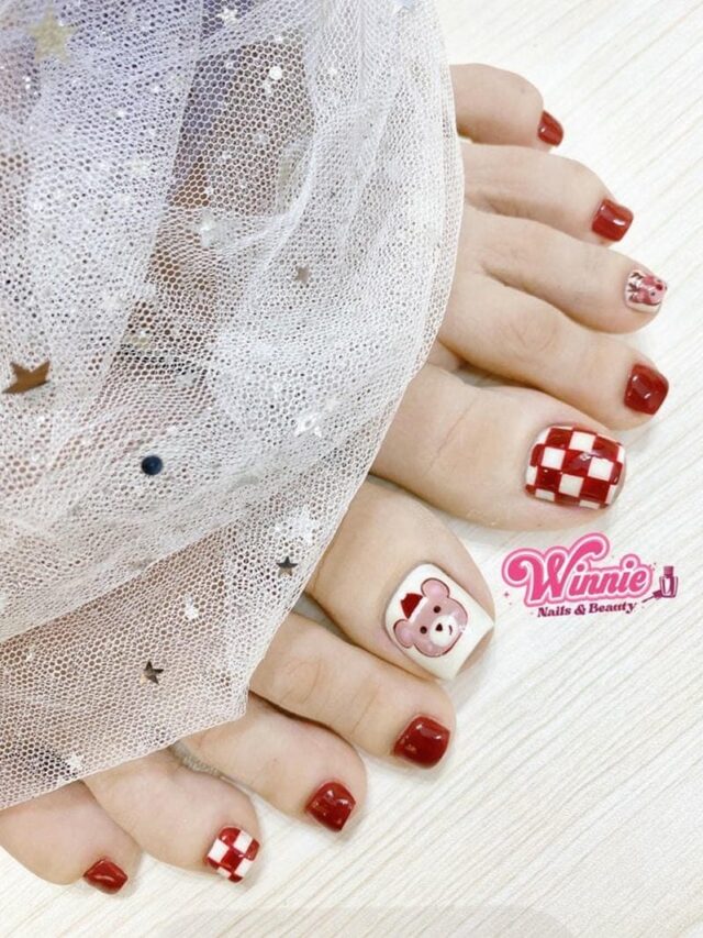 Mẫu nail chân đỏ trắng họa tiết caro và hình vẽ gấu dễ thương