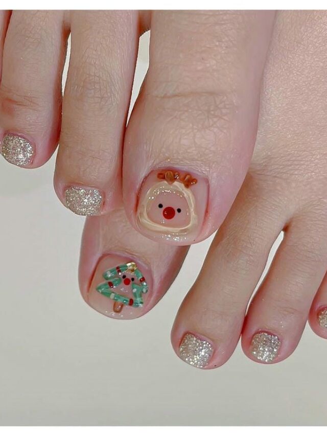 Mẫu nail chân giáng sinh nhũ bạc kết hợp hình vẽ cây thông và tuần lộc nổi cute
