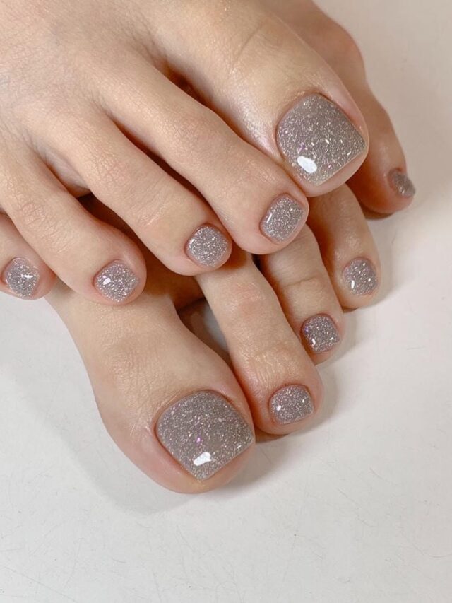 Mẫu nail chân kim tuyến bạc