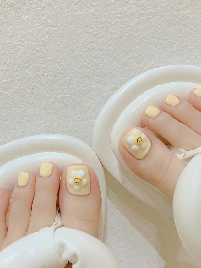 Mẫu nail chân màu vàng kết hợp charm hoa đơn giản