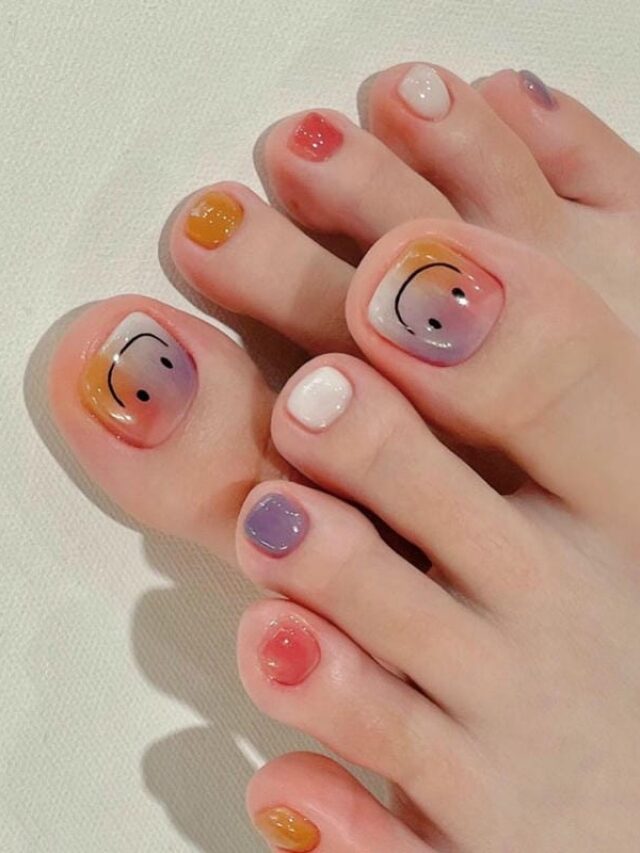 Mẫu nail chân ombre màu thạch hình vẽ mặt cười đơn giản