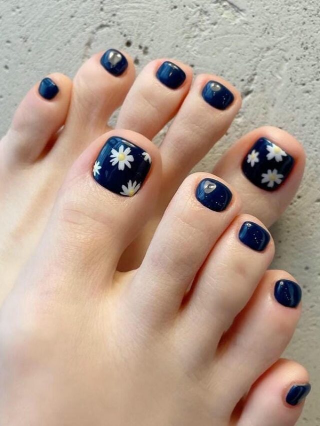 Mẫu nail chân xanh dương đậm hình vẽ hoa trắng nổi bật