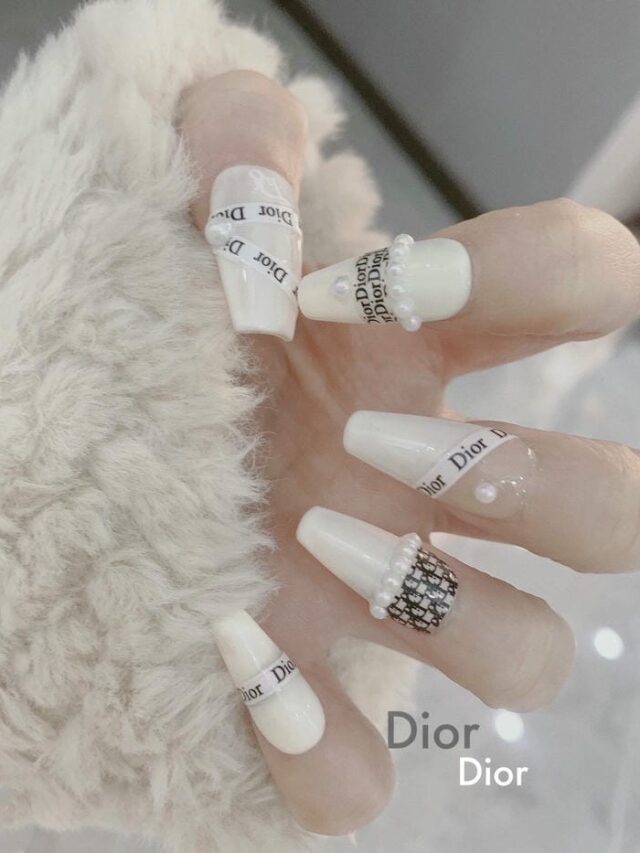 Mẫu nail dior họa tiết đen trắng sáng tay