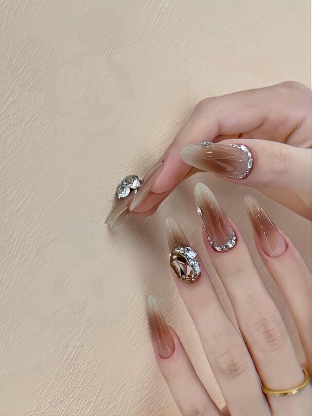 Mẫu nail gắn đá sang chảnh ombre nâu