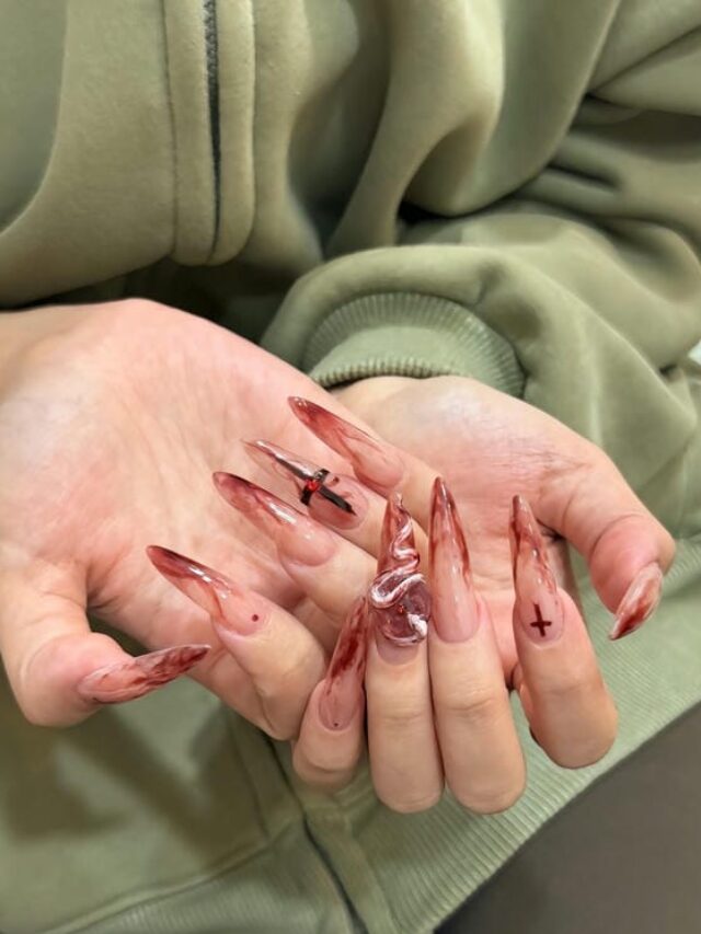 Mẫu nail loang đỏ vẽ rắn nổi cá tính