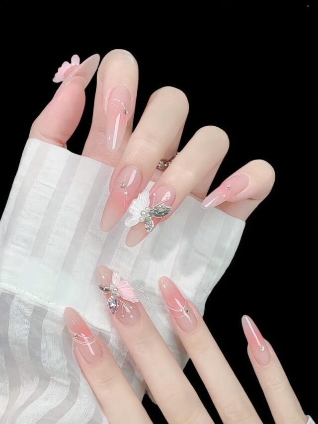 Mẫu nail màu hồng thạch đính đá sáng tay
