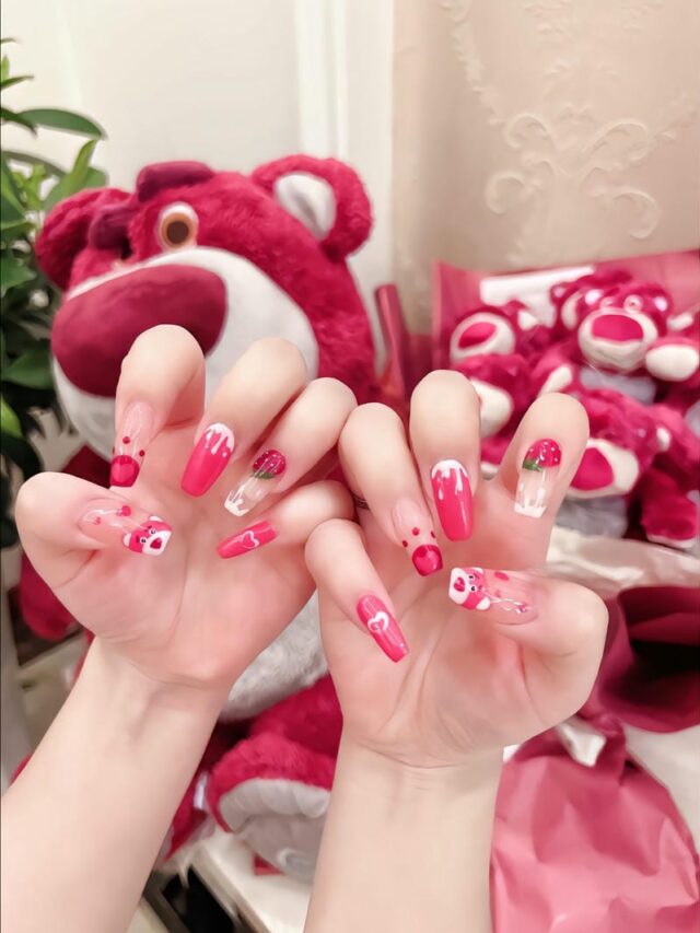 Mẫu nail vẽ gấu dâu xinh xắn, đáng yêu