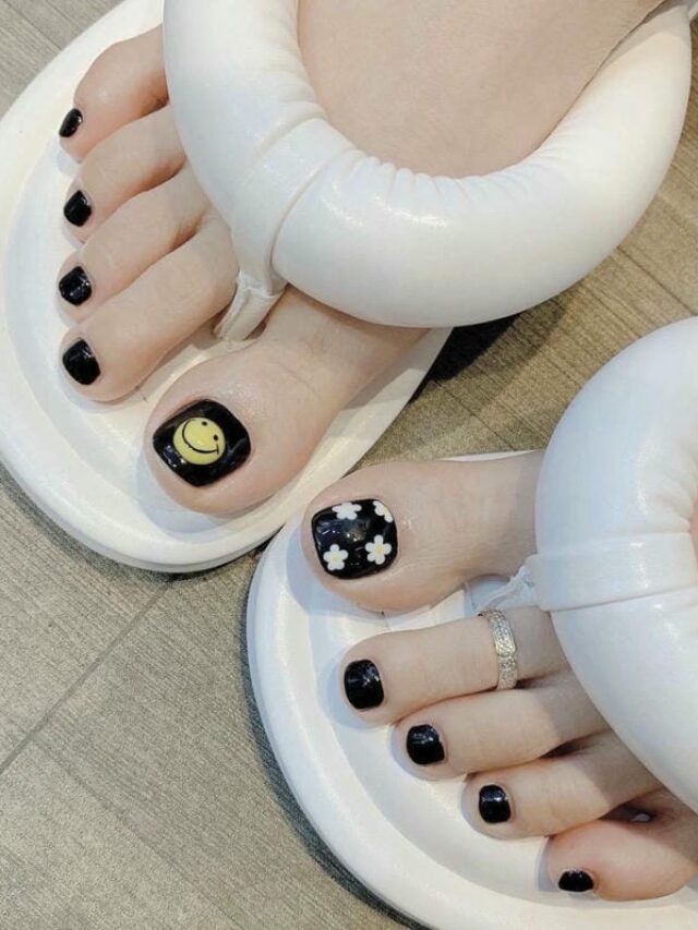 Nail chân đen họa tiết hoa trắng và hình vẽ icon mặt cười