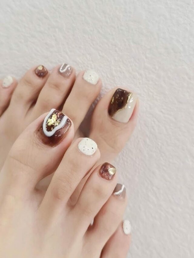 Nail chân nâu trắng design đơn giản, sang trọng