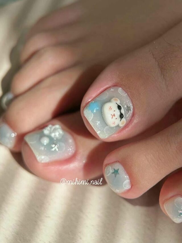 Nail chân ombre xanh dương kết hợp charm gấu