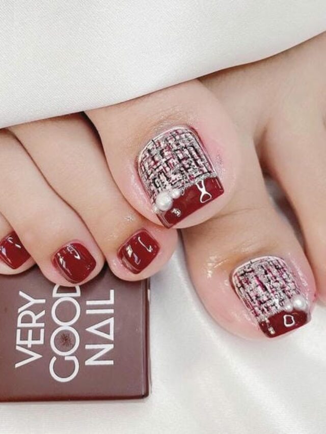 Nail chân tông đỏ họa tiết kẻ lưới kết hợp đính ngọc trai