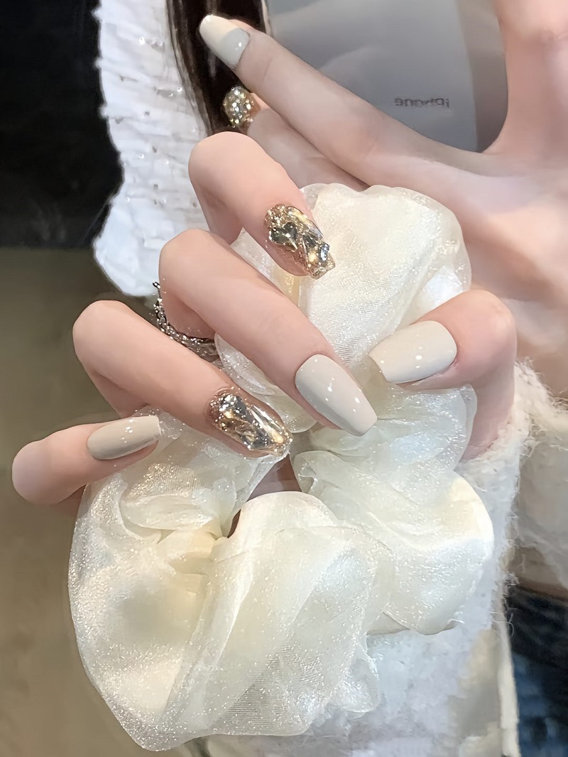 Mẫu nail mùa thu đính đá đẹp