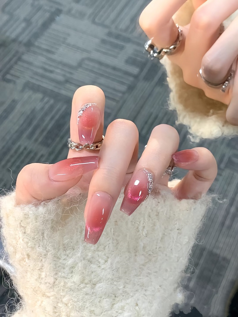 Ảnh nail mùa thu màu hồng đính đá siêu xinh