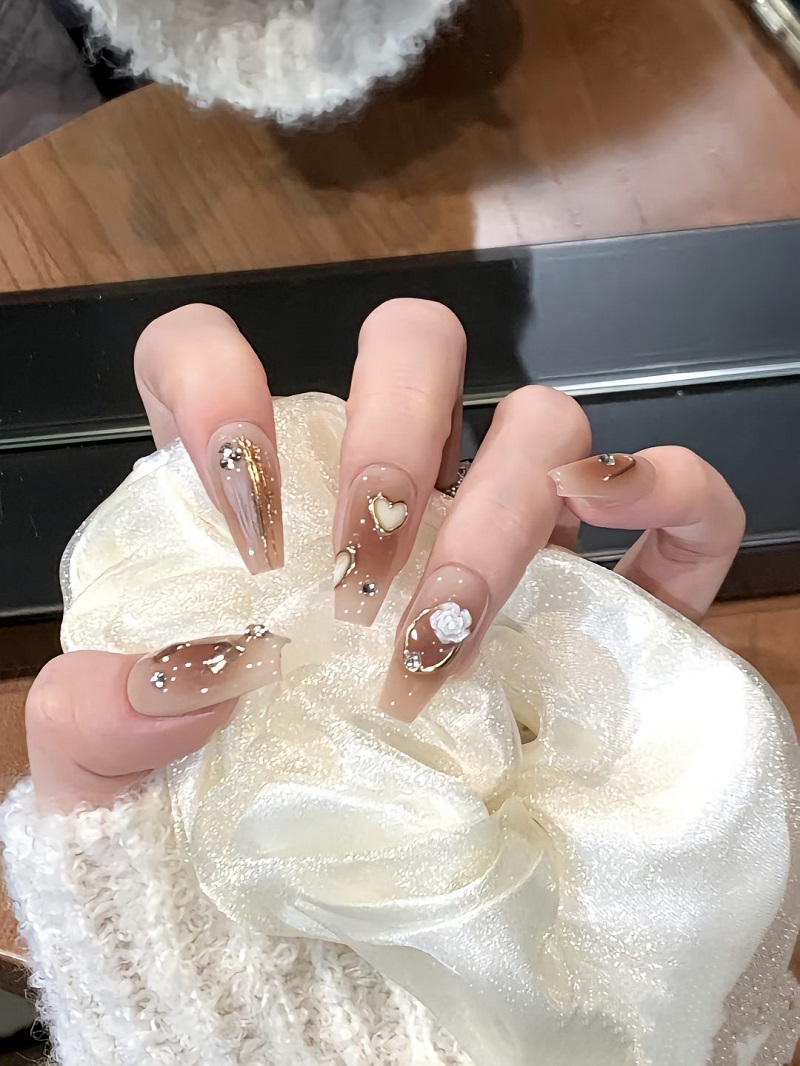 Mẫu nail mùa thu đính trái tim 