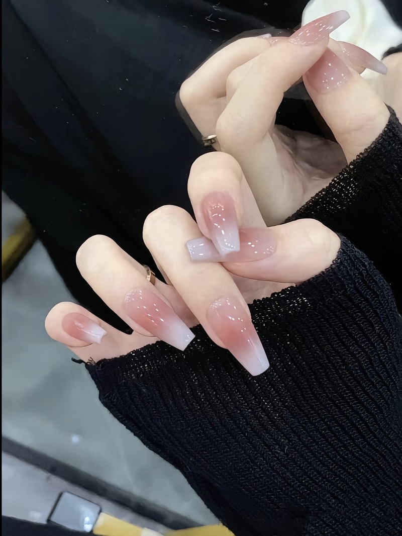 Ảnh nail mùa thu tone hồng, đầu móng trắng