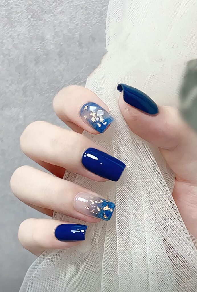 Mẫu móng xanh coban kết hợp hiệu ứng loang