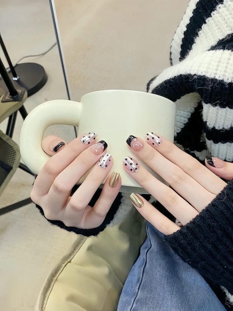 Mẫu nail chấm bi form vuông ngắn
