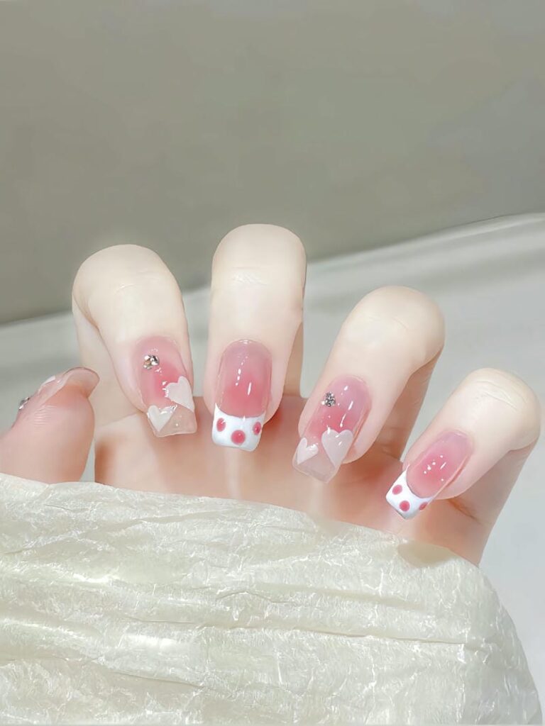 Mẫu nail french đầu móng trắng đơn giản chụp kỷ yếu