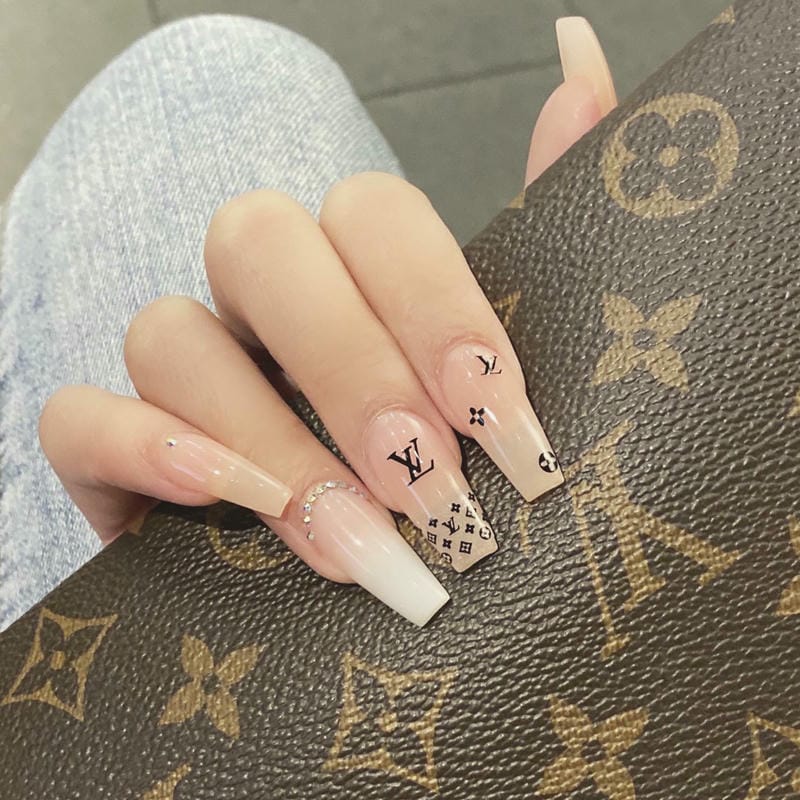Mẫu nail màu thạch họa tiết LV màu đen kết hợp đính đá đơn giản