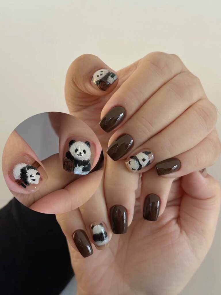 Mẫu nail tông màu nâu đất cùng hình vẽ gấu trúc đáng yêu