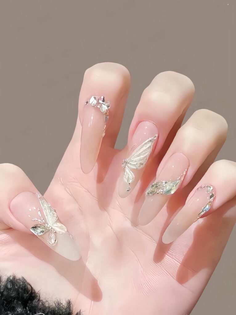 Mẫu nail vẽ bướm kết hợp đính đá nhẹ nhàng, sáng tay