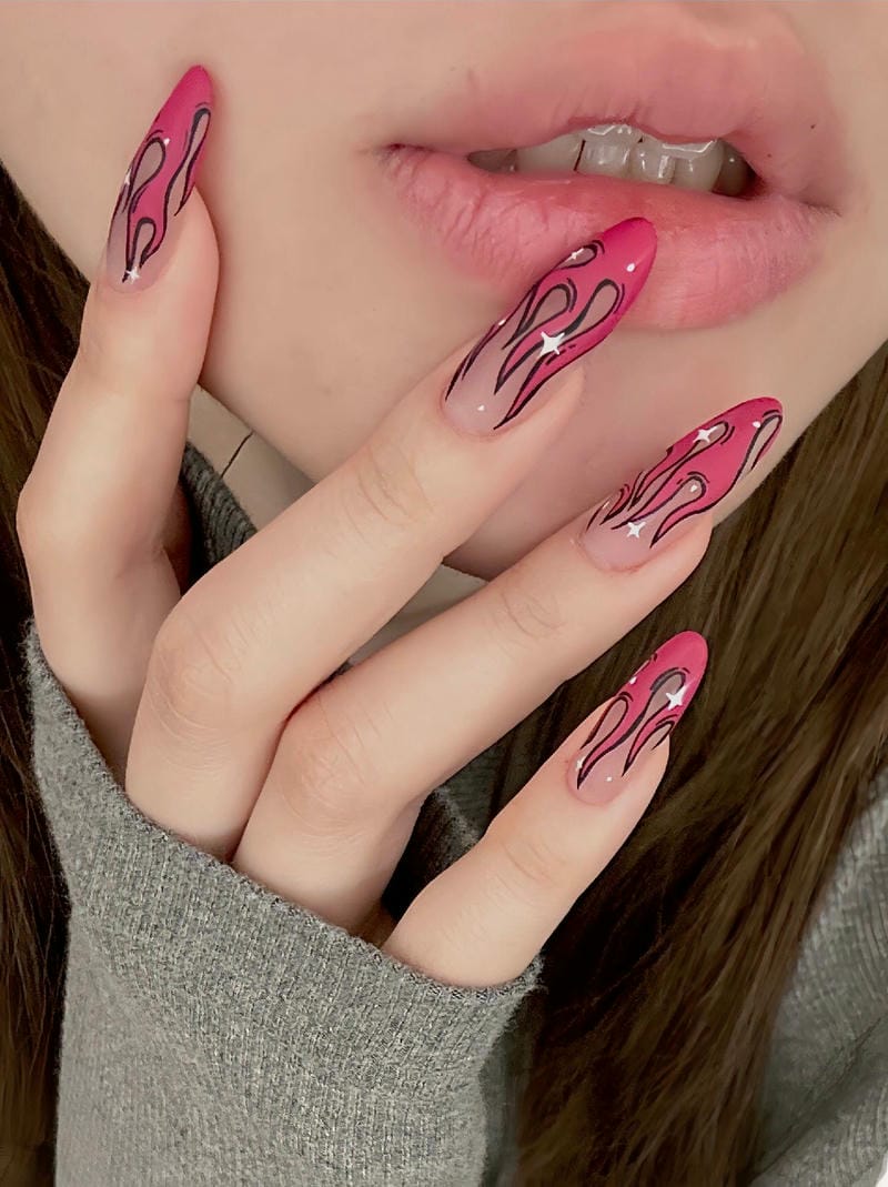 Mẫu nail vẽ ngọn lửa hồng xinh xắn