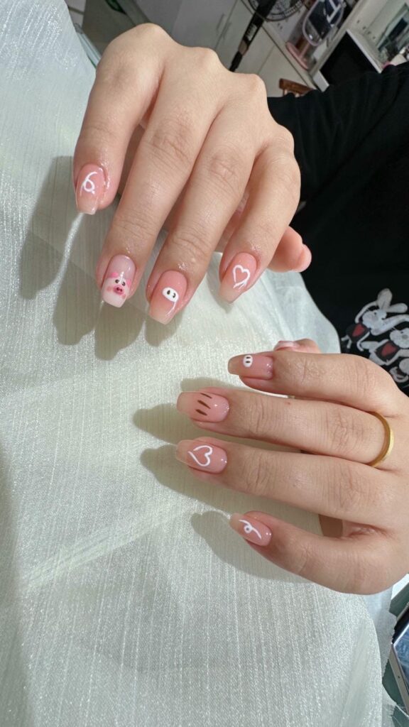 Nail con heo tone hồng thạch