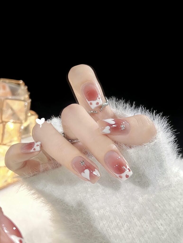 Nail trái tim đính đá đơn giản, đẹp