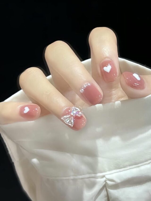 Mẫu móng trái tim đính charm xinh xắn