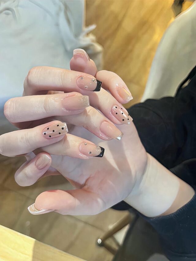 Mẫu nail chấm bi kết hợp french đầu móng đen