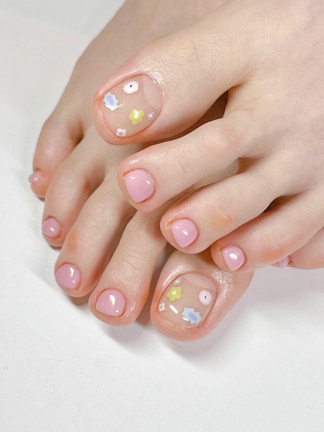 Mẫu nail chân cho học sinh màu sắc nhẹ nhàng họa tiết hoa nhí