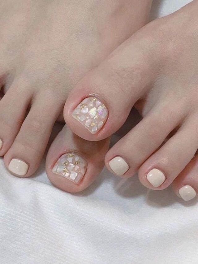 Mẫu nail chân màu kem kết hợp ẩn xà cừ