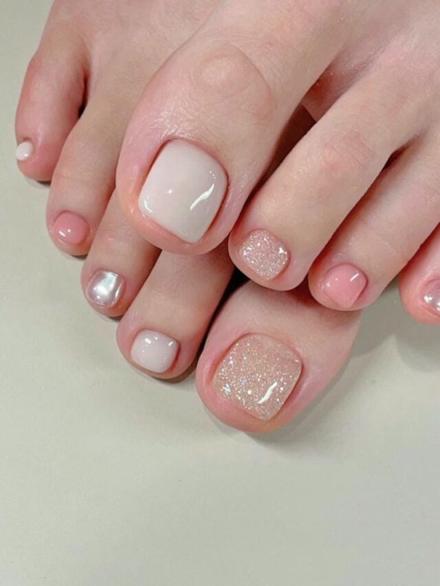 Mẫu nail chân tông màu hồng thạch kết hợp nhũ và tráng gương lấp lánh