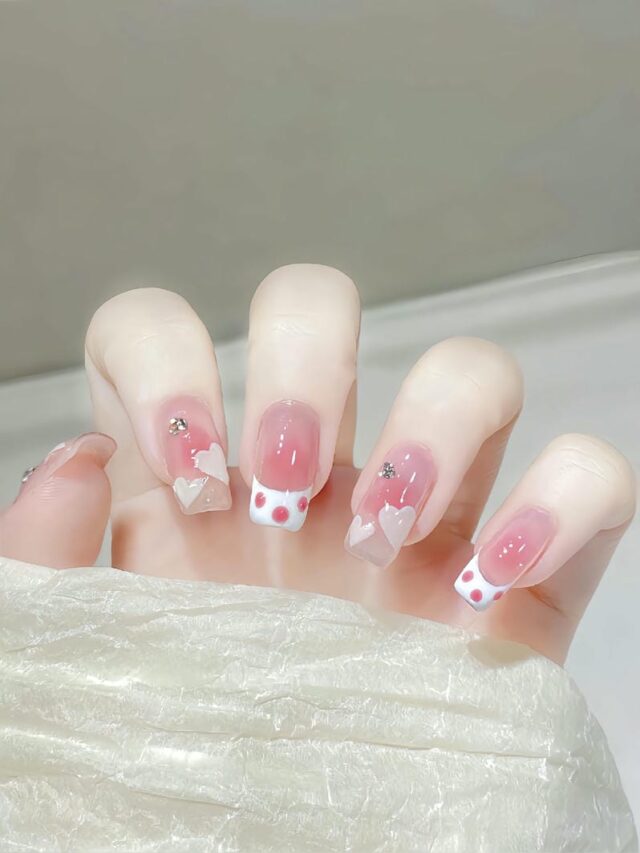 Mẫu nail french đầu móng trắng đơn giản chụp kỷ yếu