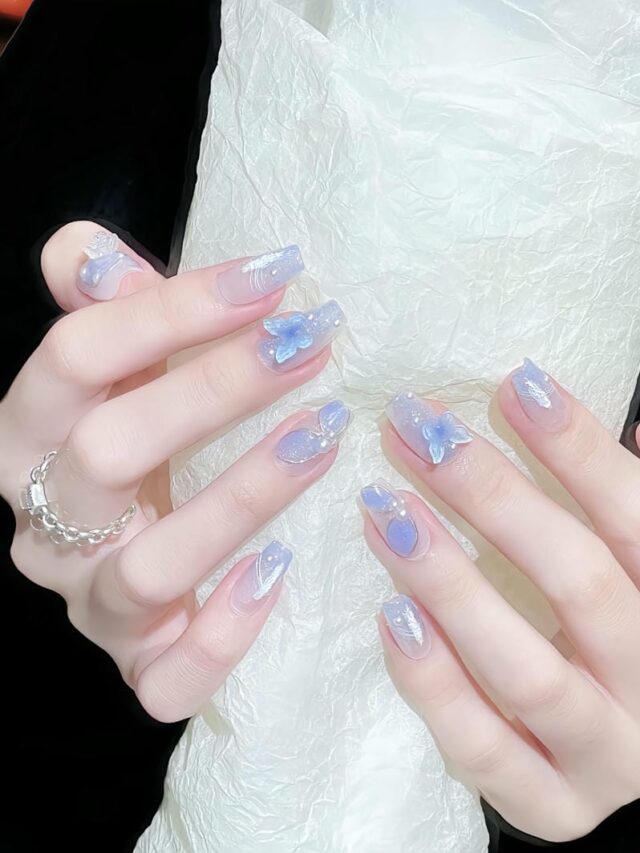 Mẫu nail gắn charm bướm xinh xắn