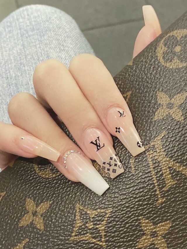 Mẫu nail màu thạch họa tiết LV màu đen kết hợp đính đá đơn giản